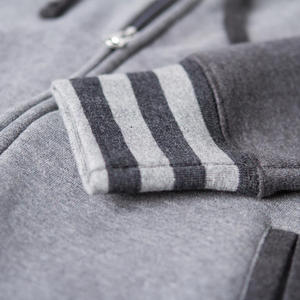 เสื้อฮู้ดกันหนาวแบบลำลองของผู้ชายมีซิปปิดผ้าฝ้าย100% ฤดูหนาวบริการ OEM รูปแบบสีทึบที่ผ่านการซักแล้ว - Product Image 2