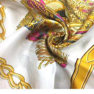 Écharpe en soie, matière douce et lisse, pour bandeau, tour de cou et accessoire vestimentaire élégant au quotidien. - Product Image 5