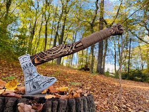 Hacha Vikinga Forjada a Mano – Hoja de Acero al Carbono Hecha a Medida con Mango de Madera de Fresno y Funda de Cuero |   Hacha de Camping - Product Image 4