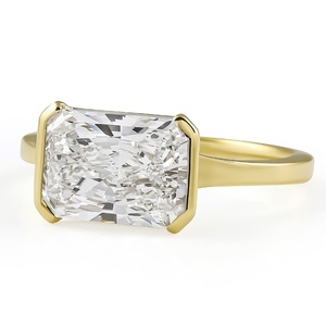 Anillo de compromiso moderno estilo oriental-occidental de 2.77 CT con corte radiante, banda lisa de oro amarillo macizo, engaste horizontal semibiselado. - Product Image 5
