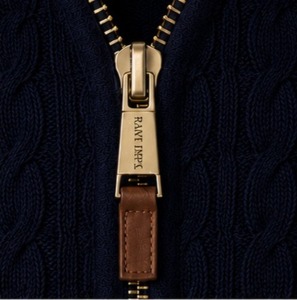 Pull d'hiver pour homme en coton 100% à maille torsadée, bleu marine, manches longues, logo uni sur le devant, respirant, personnalisable - Product Image 4