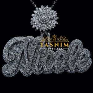 Colgante de Letra con Diseño de Navaja de Barbero y Flor de Plata 925, con Diamantes de Moissanita VVS Iced Out de la Mejor Calidad, de Tasnim Jewellery - Product Image 6