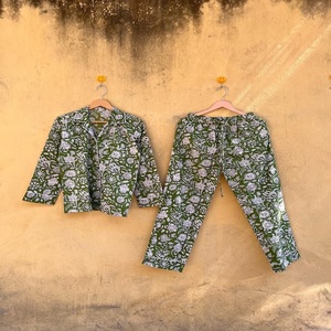 เสื้อคลุมนอนผ้าฝ้ายพิมพ์ลายดอกไม้สีเขียว แขนยาว คอปกแบบพับได้ สไตล์คลาสสิก ผ้าทอเนื้อนุ่ม ใส่ได้ในฤดูใบไม้ผลิสำหรับผู้หญิง - Product Image 1