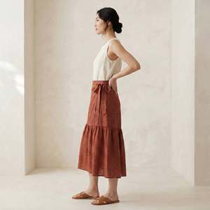 Falda midi cruzada de algodón color rojo ladrillo para mujer, con tela ligera, estilo moderno y ajuste cómodo para el día a día. - Product Image 2