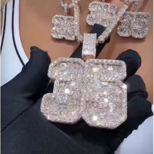 จี้เงินสเตอร์ลิง S925จาก vvvs Moissanite จี้ตัวอักษรตัวเลขที่กำหนดเองจี้พลอยสีเขียวมรกตเครื่องประดับฮิปฮอป - Product Image 1