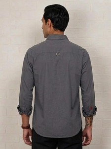 เสื้อเชิ้ตผู้ชายสีเทา ผ้าฝ้าย แขนยาว ปกคอพับ สีพื้น ผ้าป๊อปลินกันยับ สไตล์สมาร์ทแคชชวล - Product Image 3