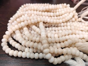 Cuentas Redondas Lisas de Calcedonia Natural Color Crema de 6mm - Product Image 3