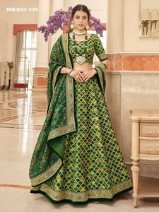 Conjunto de lehenga verde con diseño de línea A, de seda artística con bordado de hilo Zari-Dori y lentejuelas, con patrón festoneado en toda la prenda, para uso ocasional. Exportador indio. - Product Image 3