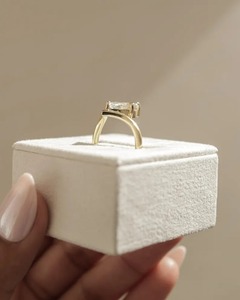 Bague de fiançailles tendance pour femme avec diamant de laboratoire taille marquise certifié IGI, monture en V, solitaire en or 18 carats, à vendre - Product Image 2