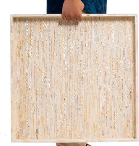 Plateau carré incrusté de nacre et orné de motifs floraux blancs ; le plateau de service possède des poignées. - Product Image 2