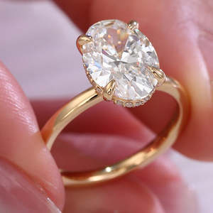 Anillo de Compromiso con Diamante Cultivado en Laboratorio de Corte Ovalado, Halo Oculto, Anillo Solitario de Oro con Diamante, Anillo de Novia Minimalista para Mujer - Product Image 2