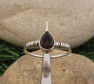 แหวนเงินแท้ 925 ประดับพลอยโกเมนสีแดง ดีไซน์เรียบหรูสำหรับผู้หญิง แหวนพลอยธรรมชาติแบบเรียงซ้อนได้ หินประจำเดือนมกราคม เหมาะสำหรับงานแต่งงาน - Product Image 3