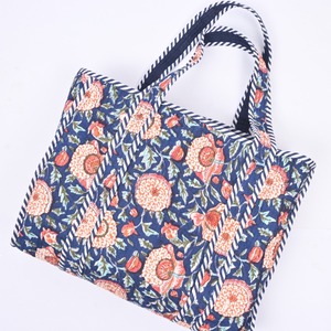Sac fourre-tout en coton matelassé à motif floral marine avec bordure rayée, ouverture supérieure, pour le shopping, la plage et les voyages - Product Image 1