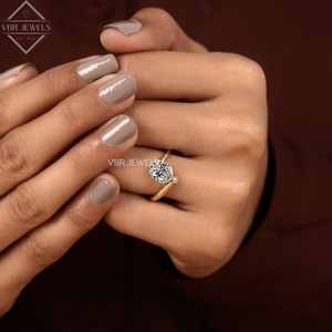 Bague ovale en diamant avec accent en or jaune, pierre solitaire, bijou de fiançailles, cadeau pour femme, design de luxe - Product Image 3
