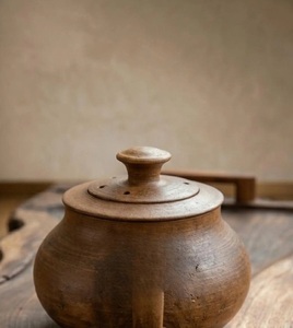 ถาดเสิร์ฟไม้วอลนัทขอบธรรมชาติ ถาดไม้สไตล์เรสติกพร้อมหูจับ เป็นมิตรกับสิ่งแวดล้อม พกพาสะดวก ใช้สำหรับจัดเลี้ยงและใช้ในบ้าน - Product Image 4