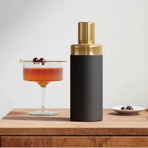 Shaker à cocktails moderne en acier inoxydable noir et or, design élégant et mat, anti-fuite, parfait pour les bars à domicile de luxe - Product Image 1