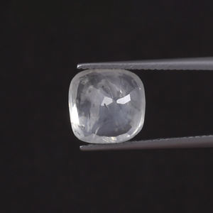พลอยแซฟไฟร์สีขาวธรรมชาติทรงคุชชั่น 6.16 กะรัต ขนาด 10x10 มม. รับรองโดย IGI เกรด AAA สำหรับขายส่งทำเครื่องประดับ - Product Image 3