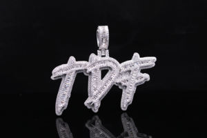 Colgante de Prestigio Urbano Personalizado con Diamantes Engastados y Baño de Oro en Aleación - Product Image 2