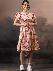 Vestido midi formal de gasa con estampado floral, manga con volantes, corte ajustado y acampanado, manga corta, cuello en V profundo y dobladillo con volantes en línea A. - Product Image 4