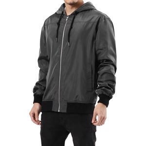 Venta al por mayor de los hombres de logotipo personalizado chaqueta cortavientos con capucha de los hombres a prueba de viento y resistente al agua para acampar al aire libre senderismo chaquetas de montaña - Product Image 1