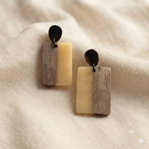 Boucles d'oreilles géométriques en bois rectangulaires de style vintage pour femmes, bijoux faits à la main plaqués argent - Product Image 1
