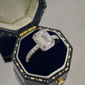 Bague de fiançailles en diamant de laboratoire taille émeraude la plus vendue pour femme, idéale pour un anniversaire de mariage, disponible au prix export. - Product Image 1