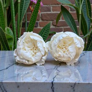 ดอกไม้ไม้โซล่าสีขาวรูปดอกคามีเลียทำมือแบบยั่งยืน ขนาด 8.5 ซม. พร้อมก้านไฟเบอร์จากพืชเซสบานียา จากประเทศไทย - Product Image 4