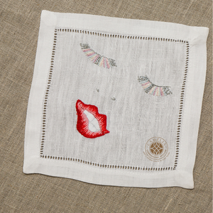 Serviette de cocktail brodée élégante et réutilisable, durable pour une utilisation répétée, idéale pour les mariages et les tables raffinées. - Product Image 1