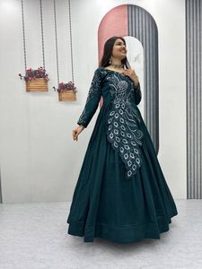 Vestido Anarkali de Diseño Tradicional con Bordado, Vestido Anarkali Listo para Usar para Bodas, para Venta de Exportación - Product Image 5