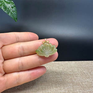 Collar con Colgante de Flor de Loto de Ópalo Verde Natural, Joyería Floral Tallada a Mano con Baño de Oro y Rodio para Bodas - Product Image 5