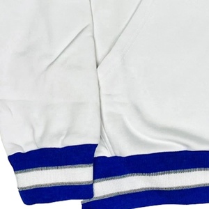 Sweat-shirt blanc en molleton doux, col rond, style personnalisé, avec poignets rayés bleus. - Product Image 5