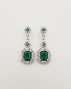 Boucles d'oreilles pendantes en pierre taille radiant avec halo, diamant américain de créateur, plaqué rhodium, vente en gros, élégantes et tendance, pour fiançailles - Product Image 1