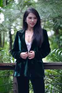 Ensemble de costume en velours de soie pour femmes - Blazer et pantalon élégants en velours, coupe ajustée, tenue de soirée de luxe - Product Image 3