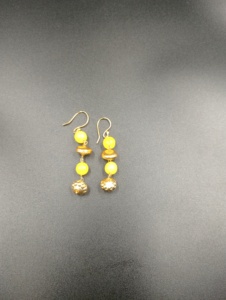 Pendientes Colgantes Amaira Jewels Chapados en Oro con Cuentas de Resina Amarilla y Perlas de Imitación, Joyería Vintage Hindú para Mujer - Product Image 6