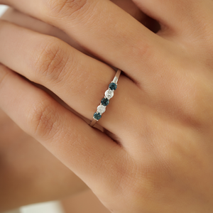 Anillo Apilable Delicado de Zafiro Azul y Diamantes de Corte Redondo, Diseño Minimalista, Alta Calidad, Oro Blanco Sólido de 14K, Joyería Sencilla - Product Image 2