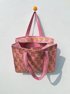 กระเป๋าโท้ทผ้าฝ้ายสีชมพูลายควิลท์พร้อมลายพิมพ์ดอกไม้สไตล์โบฮีเมียน กระเป๋าถือซิปแบบลำลองสำหรับใช้ในชีวิตประจำวัน - Product Image 3