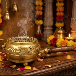 Quemador de Incienso de Latón Hecho a Mano con Mango de Madera, Diseño Tradicional para Fragancia Religiosa y Aroma a Oud, Hecho en India - Product Image 2