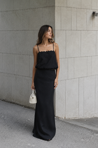 Robe de soirée formelle noire tissée bohème écologique en satin avec dentelle, coupe crayon midi, manches courtes, taille haute, OEM Boutique - Product Image 5