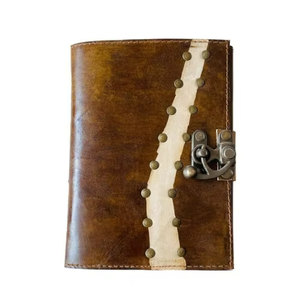 Carnet de voyage et de lecture classique en cuir véritable fait main avec fermoir métallique antique et bande texturée distinctive – Organiseur personnel - Product Image 1