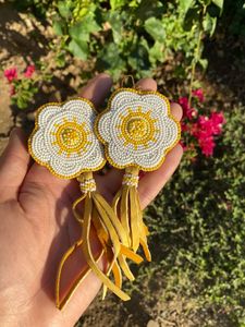 Pendientes de Lujo Hechos a Mano con Bordado y Cuentas, con un Acabado de Diseño Ligero, Cómodo y Elegante - Product Image 1