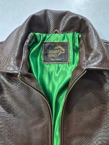 เสื้อแจ็คเก็ตหนังสีน้ำตาลลายนูนสำหรับผู้ชาย Champ King พร้อมซับในผ้าซาตินสีเขียว คอตั้ง ปิดด้วยซิป - Product Image 1