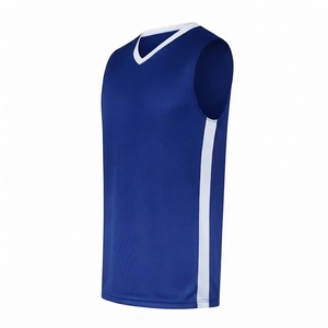 เสื้อบาสเก็ตบอลตาข่ายคอวีสีดำสำหรับผู้ชายพร้อมแถบข้างสีขาว ดูดซับความชื้น ทรงพอดีตัว - Product Image 4