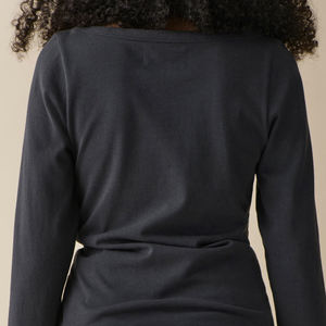 Camiseta básica de alta calidad para mujer, tela suave, ropa de uso diario, diseño de manga larga con material suave y cómodo, con logo. - Product Image 5