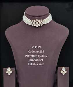 Conjunto de collar choker Kundan11193, conjunto de collar choker de perlas blancas, pulido con efecto de quilates, Kundan para joyería, para bodas, fiestas y compromisos. - Product Image 1