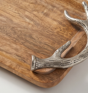 Tabla de servir rectangular artesanal de madera de mango, bandeja decorativa con contorno esculpido y asas de cuerno plateadas - Product Image 5