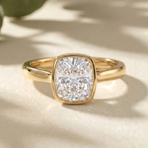 Bague de fiançailles solitaire en or jaune 9 carats avec diamant taille coussin allongé de 2 carats, sertie clos, bijoux fins sur mesure - Product Image 3