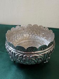 Bol Urli traditionnel couleur argent, fait main, centre de table décoratif festif pour la décoration de la maison et les cadeaux de Diwali - Product Image 1