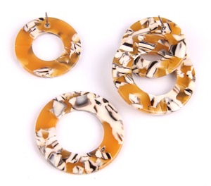 Boucles d'oreilles en résine artisanales avec un aspect transparent brillant, boucles d'oreilles modernes en résine avec des détails artistiques en spirale et des paillettes - Product Image 2