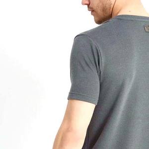 เสื้อยืดและกางเกงขาสั้นชุดเซ็ตสองชิ้นสำหรับผู้ชาย พิมพ์ลายตามสั่ง สไตล์ลำลองสำหรับฤดูร้อน ผ้าฝ้าย 100% แห้งเร็ว ระบายอากาศได้ดี มีจำหน่ายแล้ว - Product Image 2