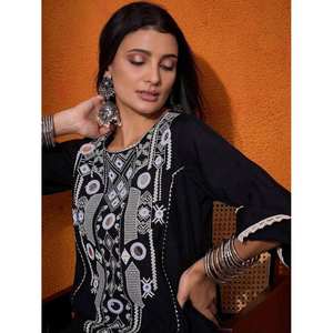 Hermoso Conjunto de Fiesta con Adornos de Espejos, Talla XL, Blusa de Manga Tres Cuartos - Product Image 3